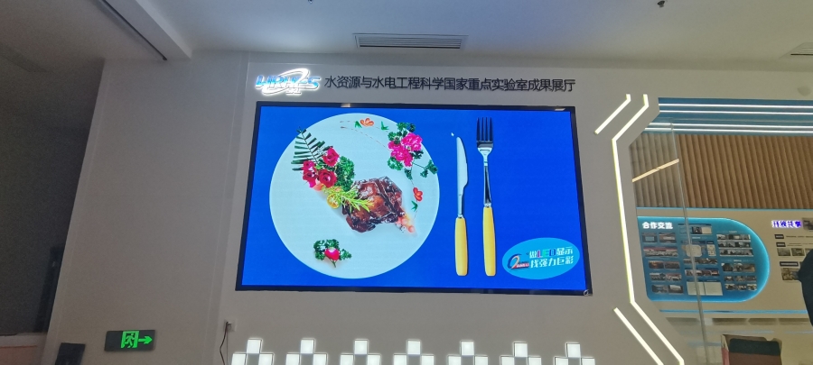 武大P1.8安裝完畢，尺寸：2.56x1.44  像素：1376x774