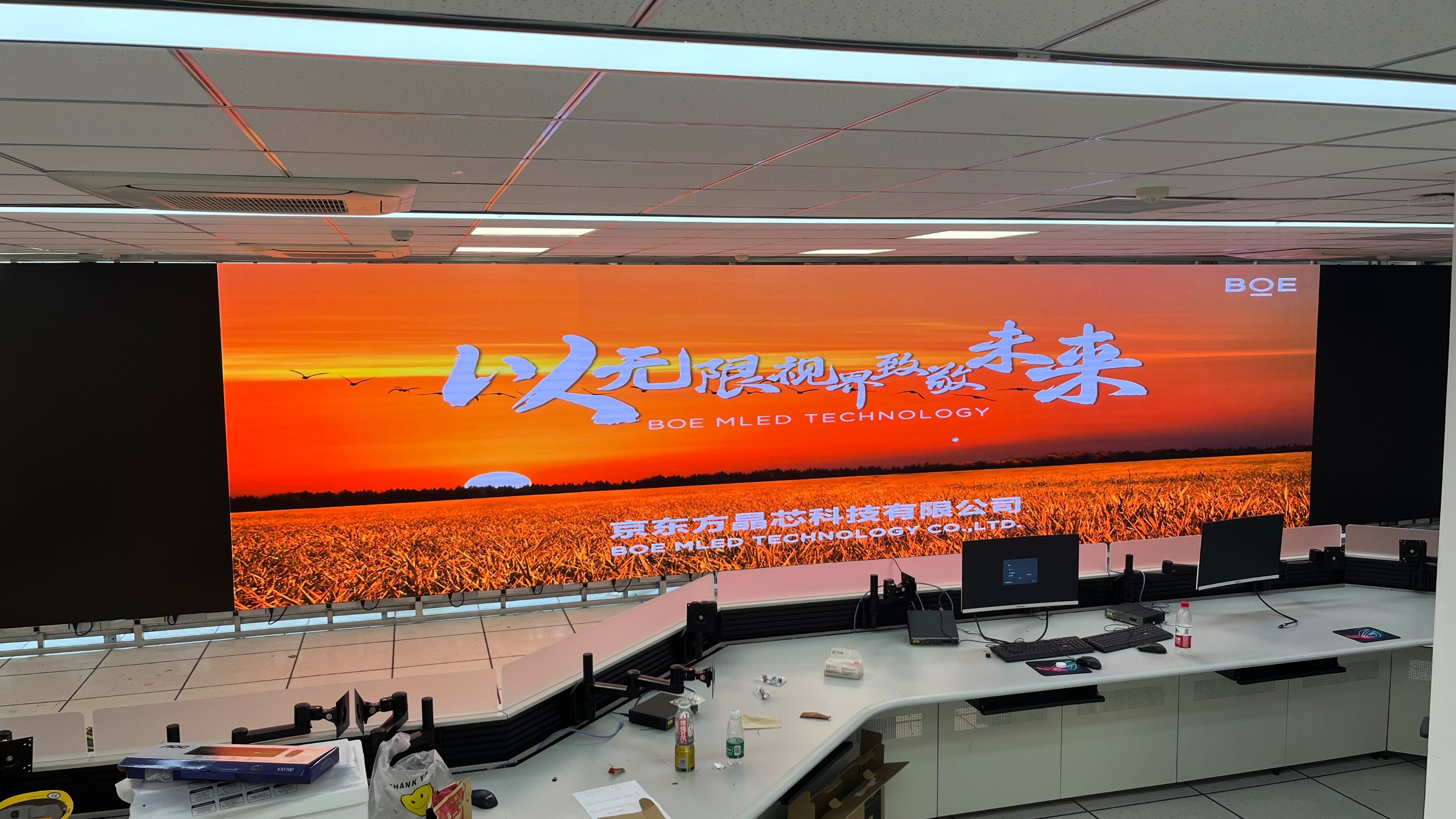 蔡甸汽車測試場COB1.2安裝調(diào)試完成   尺寸： 13.8*2.3625 ；像素點 ：11040*1890 