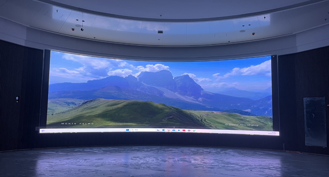 武漢***科技公司弧形屏安裝調(diào)試完畢！?像素點(diǎn)：5824??1872 ；尺寸： 8.96??2.88