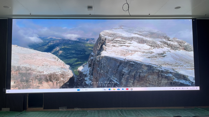 武漢***科技公司會議室屏安裝調試完畢！  像素點 ：5200??1976； 尺寸 ：8??3.04